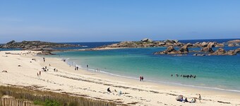 LongÚre rénovée à 4 Kms de la plage et du GR34, accÚs parc à moutons!