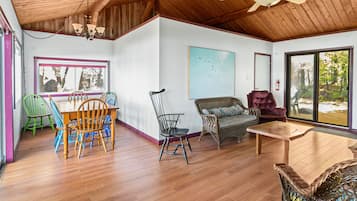 Televisión, chimenea, futbolito y estéreo