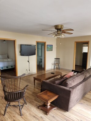 Televisio, takka, pöytäjalkapallopöytä, stereot