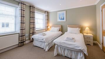 2 bedrooms, laptop workspace, iron/ironing board, bed sheets