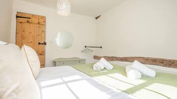 House (2 Bedrooms) | 2 bedrooms, laptop workspace, iron/ironing board, bed sheets