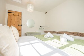 House (2 Bedrooms) | 2 bedrooms, laptop workspace, iron/ironing board, bed sheets - Candy Cottage, Halesworth (Halesworth)