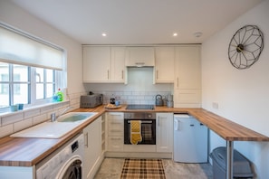 House (2 Bedrooms) | Private kitchen | Fridge, microwave, oven, stovetop - Candy Cottage, Halesworth (Halesworth)