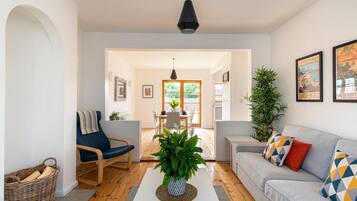 Apartment (3 Bedrooms) | Living room