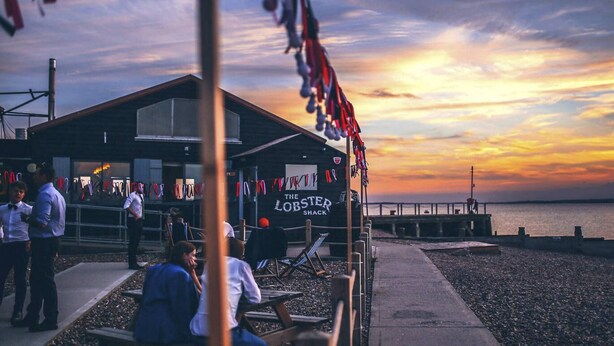Outdoor dining - 3BD Harbour Retreat Near the Beach & Town (Whitstable)