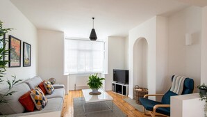 Apartment (3 Bedrooms) | Living area - 3BD Harbour Retreat Near the Beach & Town (Whitstable)