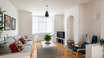 Apartment (3 Bedrooms) | Living area