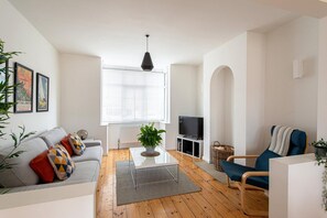 Apartment (3 Bedrooms) | Living area - 3BD Harbour Retreat Near the Beach & Town (Whitstable)