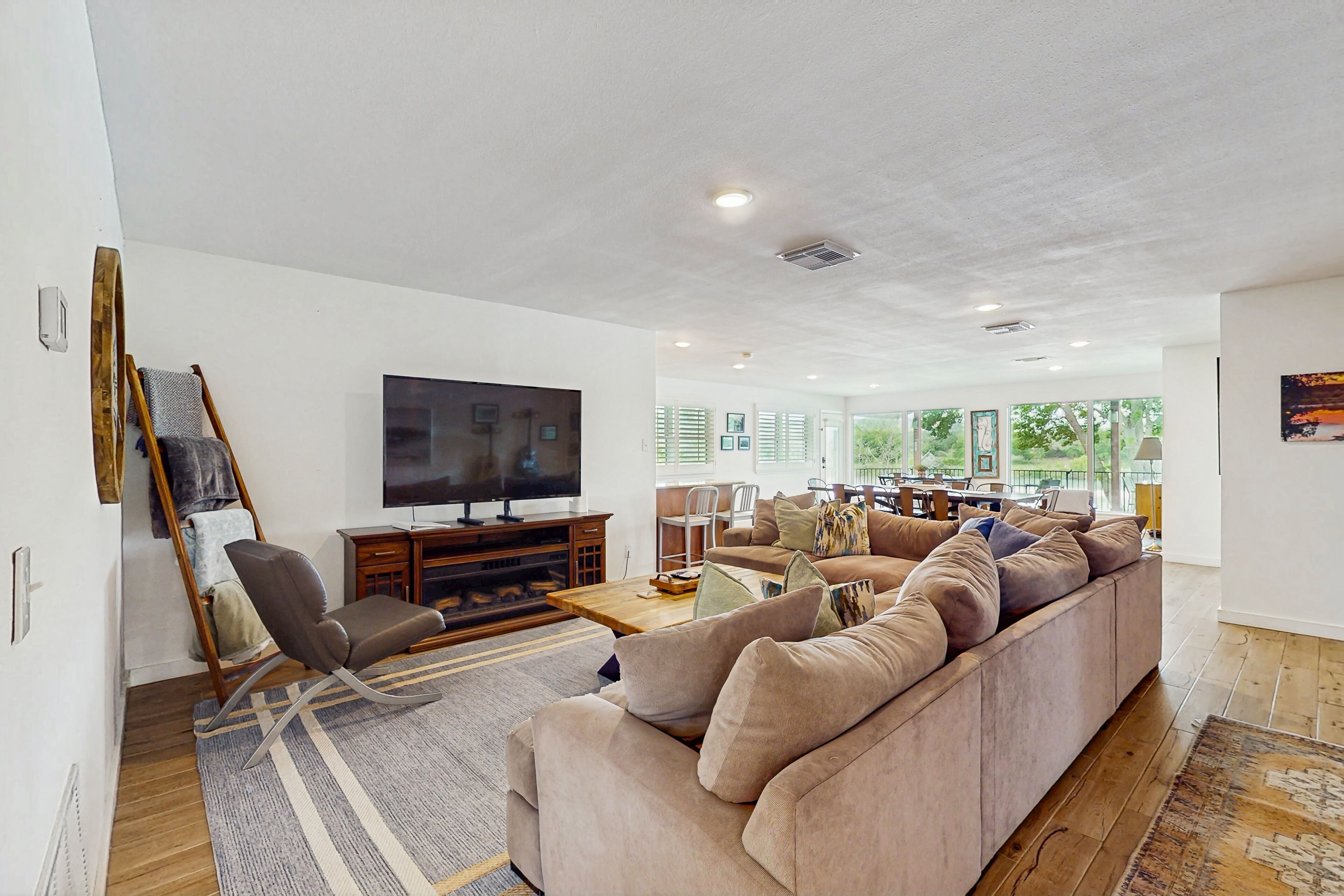 Télévision, baby-foot, table de tennis de table