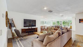 Télévision, baby-foot, table de tennis de table