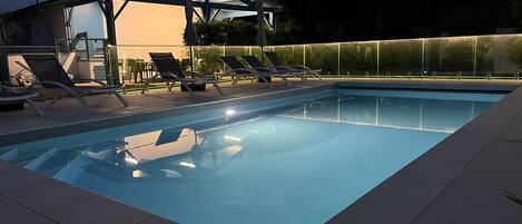 Et oppvarmet basseng