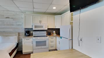 Suíte estúdio, 2 camas de casal, sacada, vista para a praia (#504 - No Pets) | Cozinha privada | Geladeira, micro-ondas, fogão, cooktop