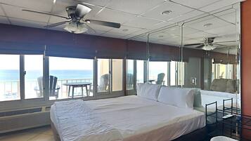 Suíte estúdio, 1 cama King e sofá-cama, varanda, vista para o oceano (#418 - No Pets) | 1 quarto, individualmente decorados, individualmente mobiliados