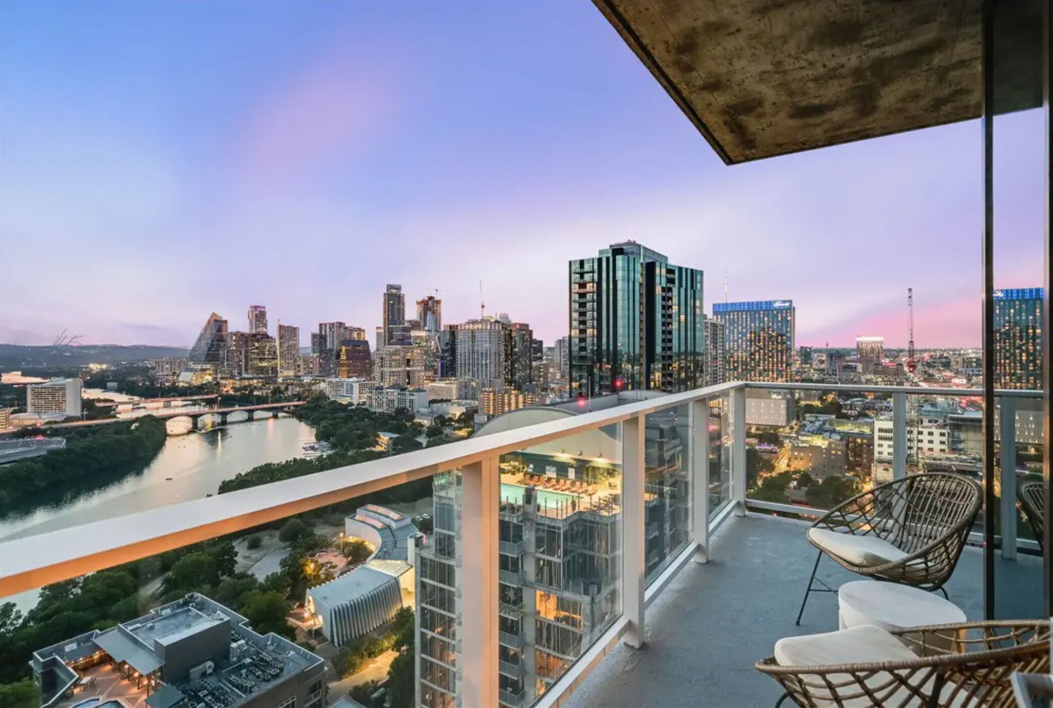 Spacious luxe condo with lakeview balcony and rooftop pool - dog-friendly