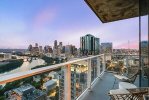 Property grounds - Spacious luxe condo with lakeview balcony and rooftop pool - dog-friendly (Austin)
