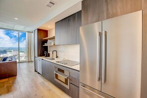 Réfrigérateur, four à micro-ondes, un four, surface de cuisson