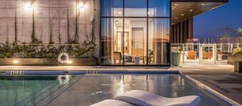 Luxe Rainey St corner condo with lakeview balcony, rooftop pool & gym