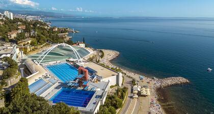 Modern luxury 2-bedroom apt with balcony & patio