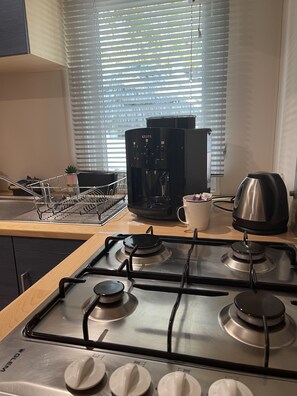 Réfrigérateur, micro-ondes, plaque de cuisson, cafetière/bouilloire