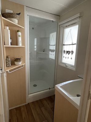 Een douche, een haardroger, handdoeken, zeep