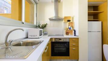 Frigorífico, microondas, horno y lavavajillas