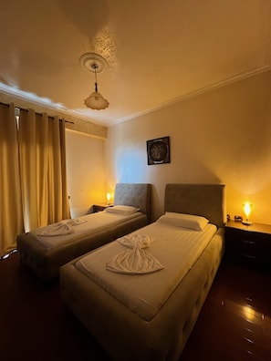 Deluxe Twin Room, Multiple Beds, Non Smoking, Sea View | Hypo-allergenic bedding