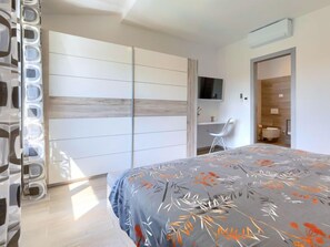 4 bedrooms, desk, Internet