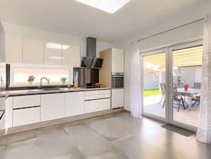 Kühlschrank, Mikrowelle, Ofen, Geschirrspüler