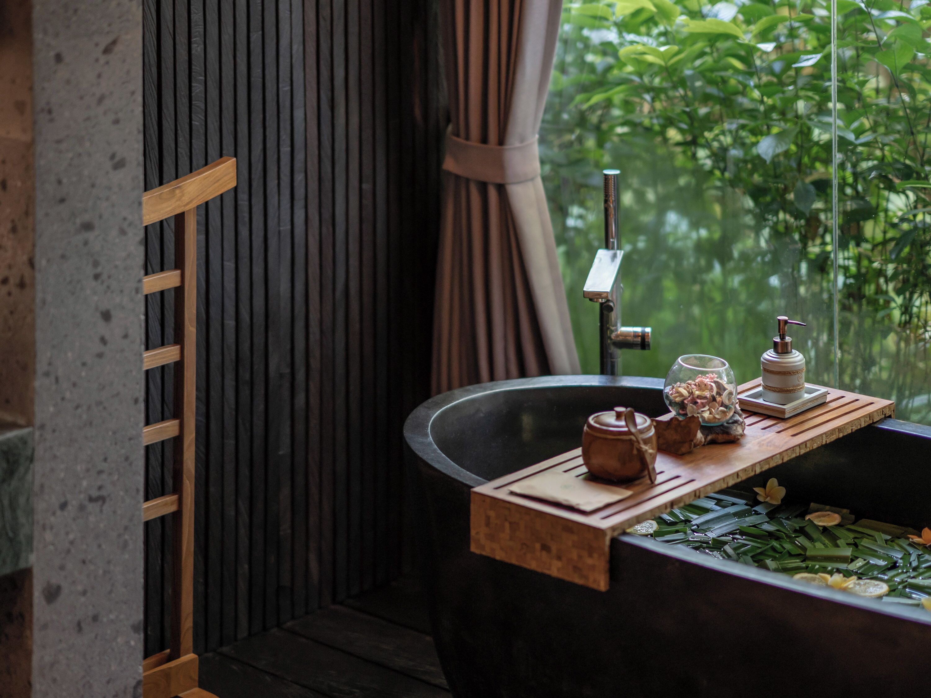 Habitación Deluxe, balcón (Grand) | Baño | Bañera y ducha independientes y cabezal de ducha con hidromasaje