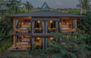Minibar, caja de seguridad en la habitación y escritorio 
