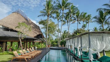 Kolam renang outdoor, dengan kursi berjemur