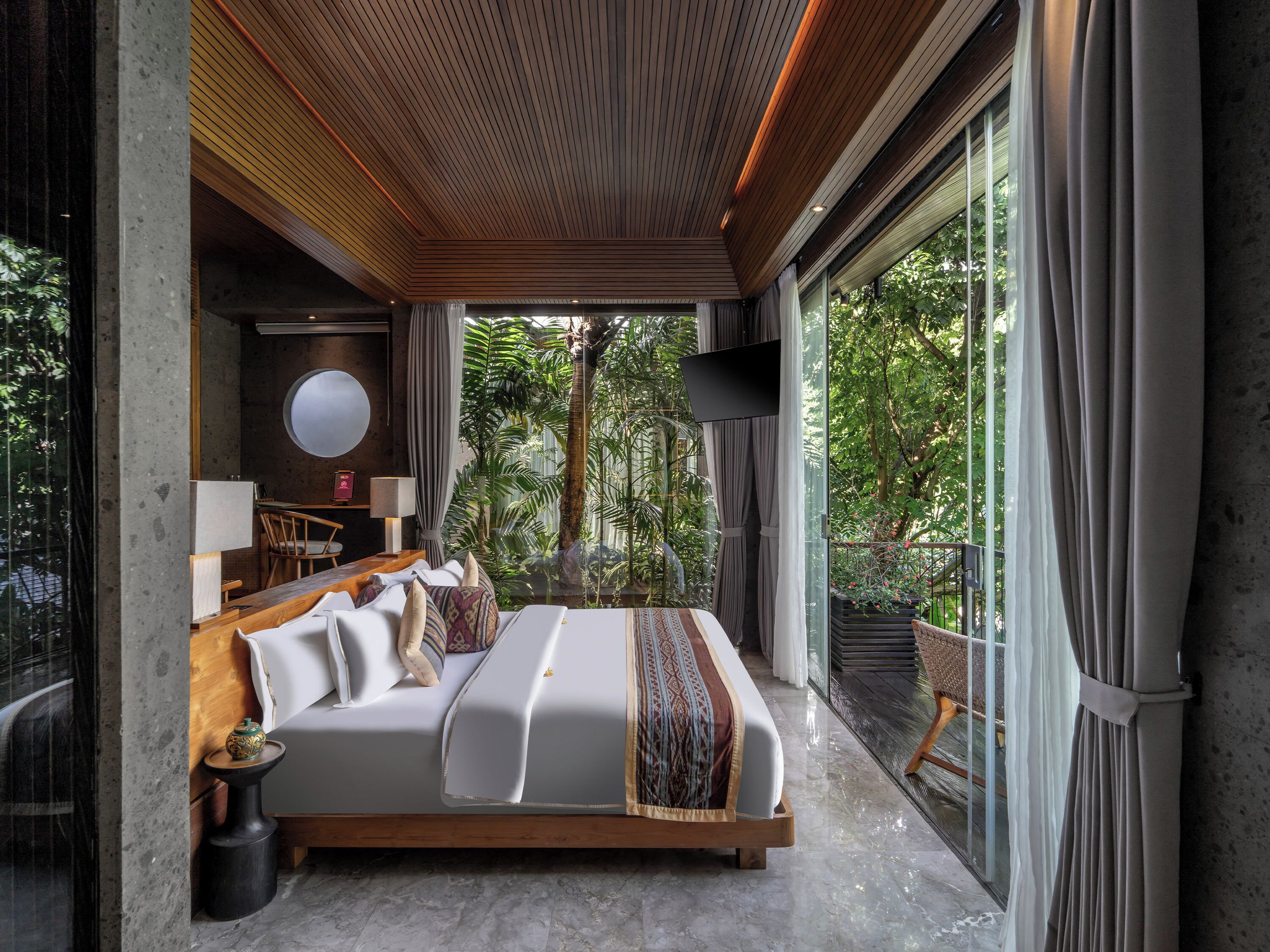 Deluxe Balcony with Free Access to Wellness Facilities | Minibar, in-room safe, desk, iron/ironing board