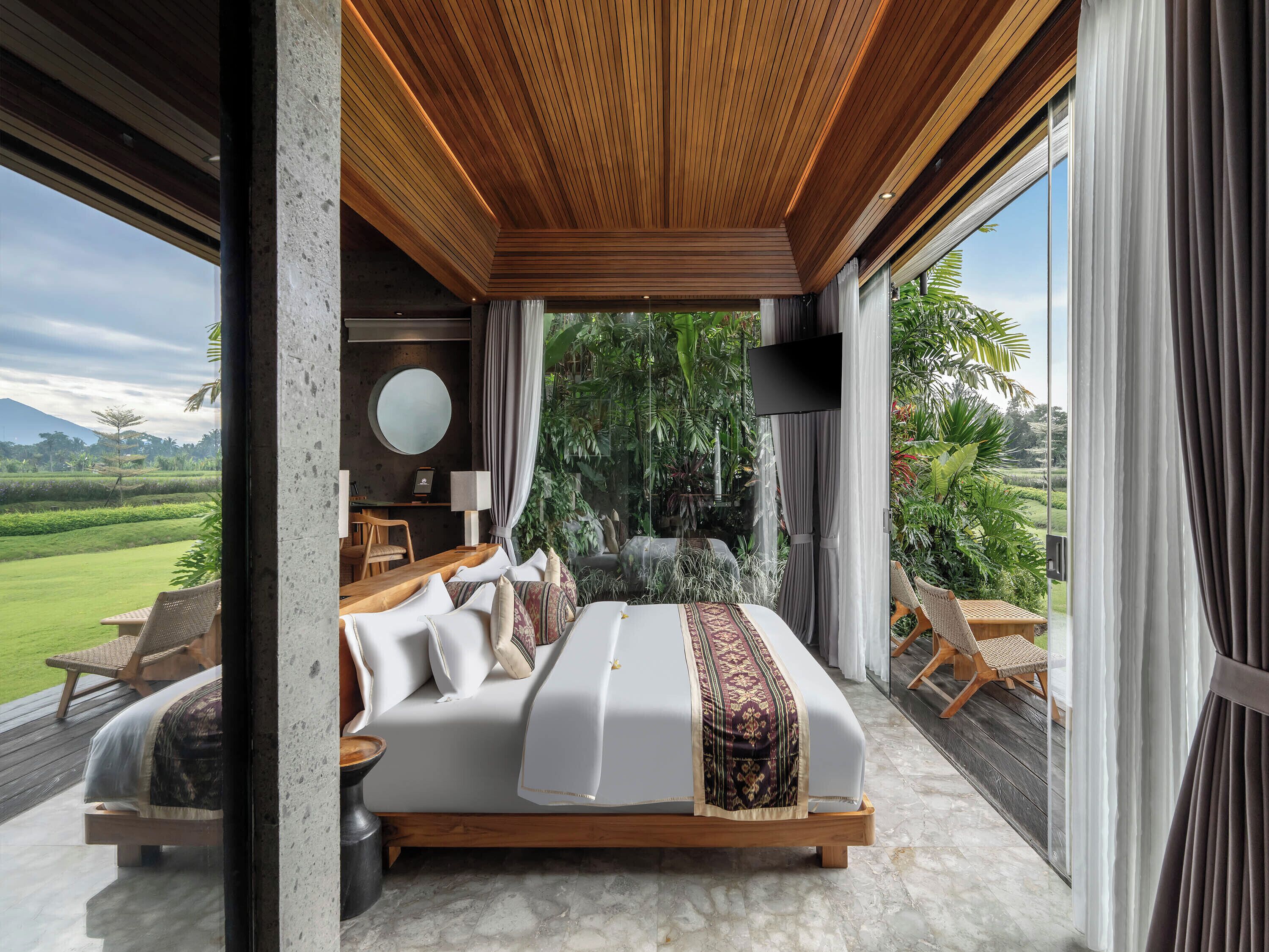 Grand Deluxe Paddy View with Free Access to Wellness Facilities | Minibar, in-room safe, desk, iron/ironing board