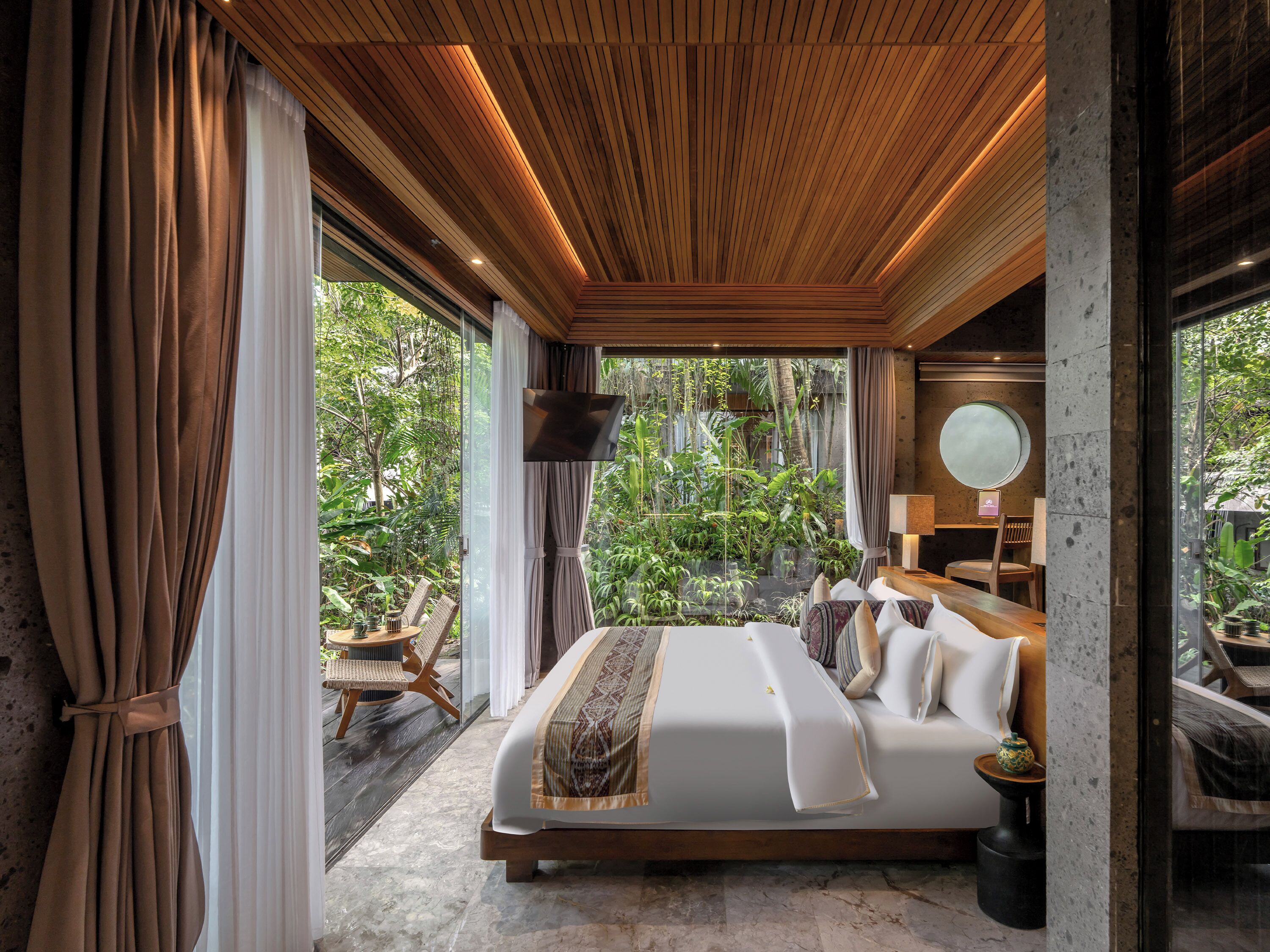 Deluxe Room with Free Access to Wellness Facilities | Minibar, in-room safe, desk, iron/ironing board