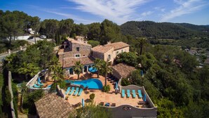 Une villa dotée d’une piscine, d’un espace extérieur aménagé et offrant une vue sur le paysage environnant.
