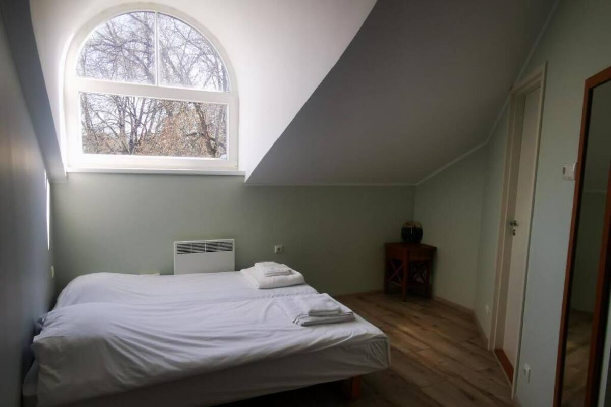 Dubbelrum eller tvåbäddsrum för familj | Sängtillbehör av högsta kvalitet, mörkläggningsgardiner och gratis wi-fi