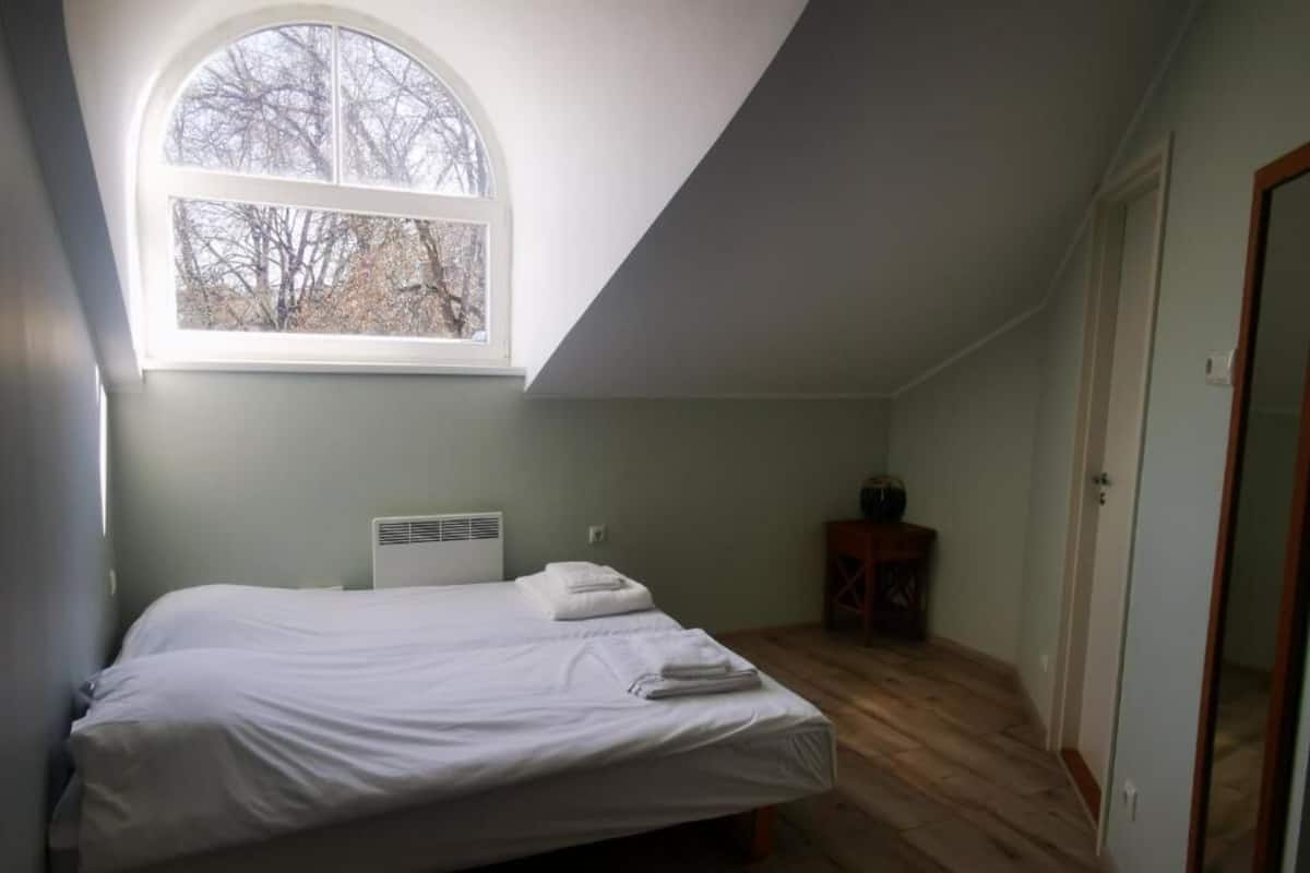 Dubbelrum eller tvåbäddsrum för familj | Sängtillbehör av högsta kvalitet, mörkläggningsgardiner och gratis wi-fi