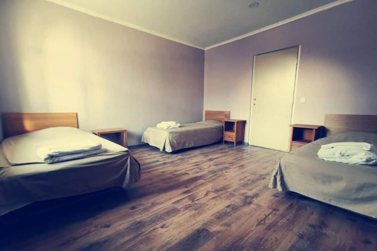 Bed in Economy Mixed Triple Room | Sängtillbehör av högsta kvalitet, mörkläggningsgardiner och gratis wi-fi