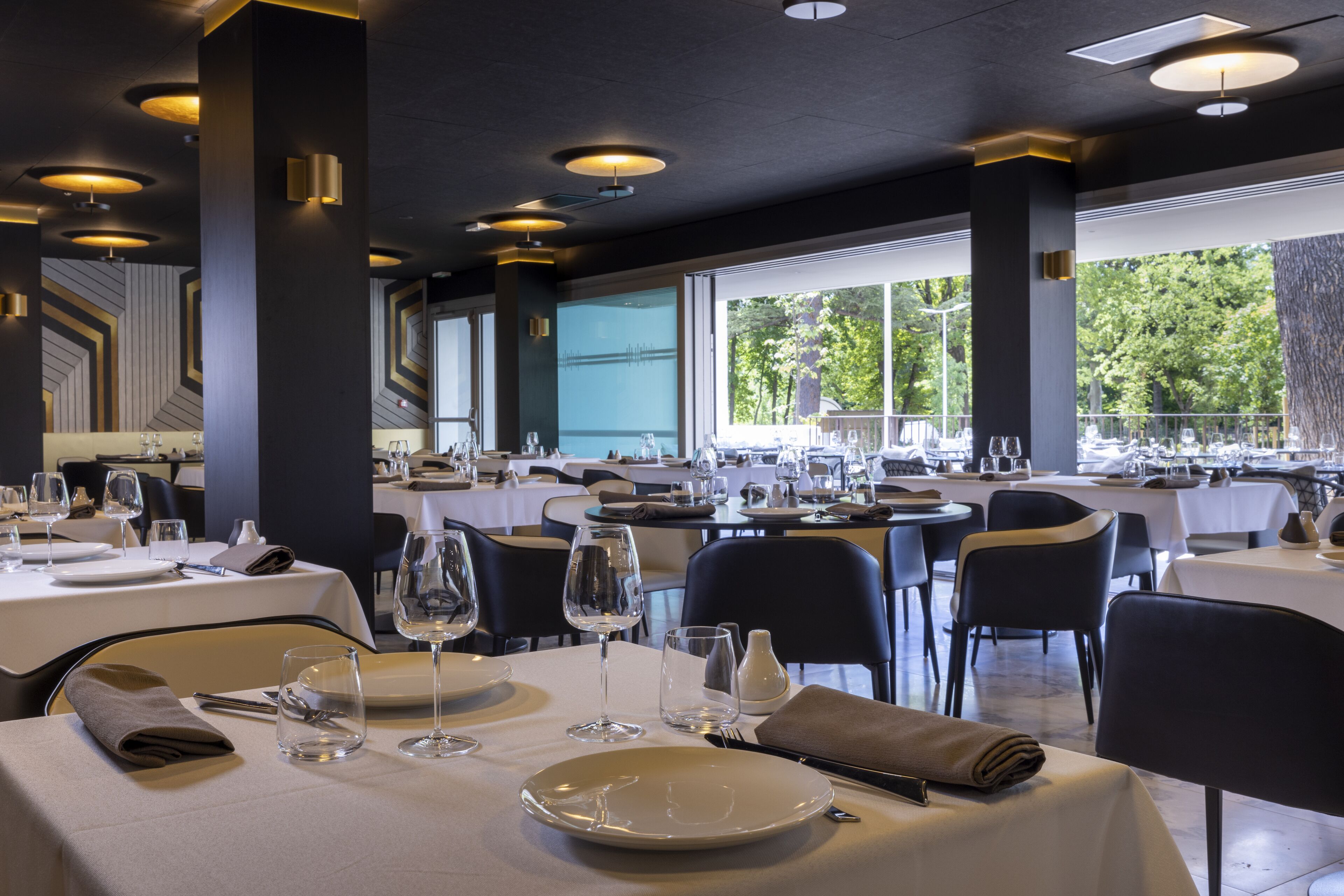 Serveert ontbijt, lunch en diner