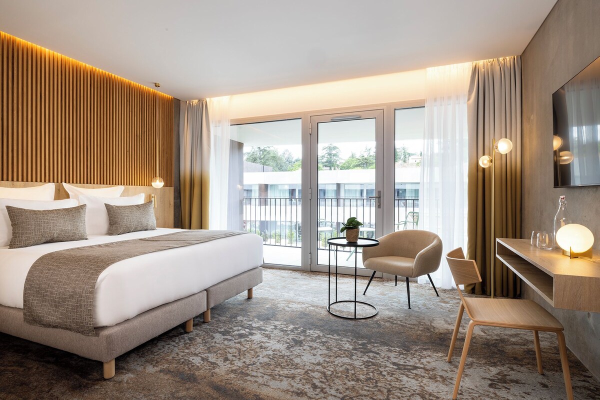 Suite | Premium bedding, pillowtop beds, in-room safe, desk