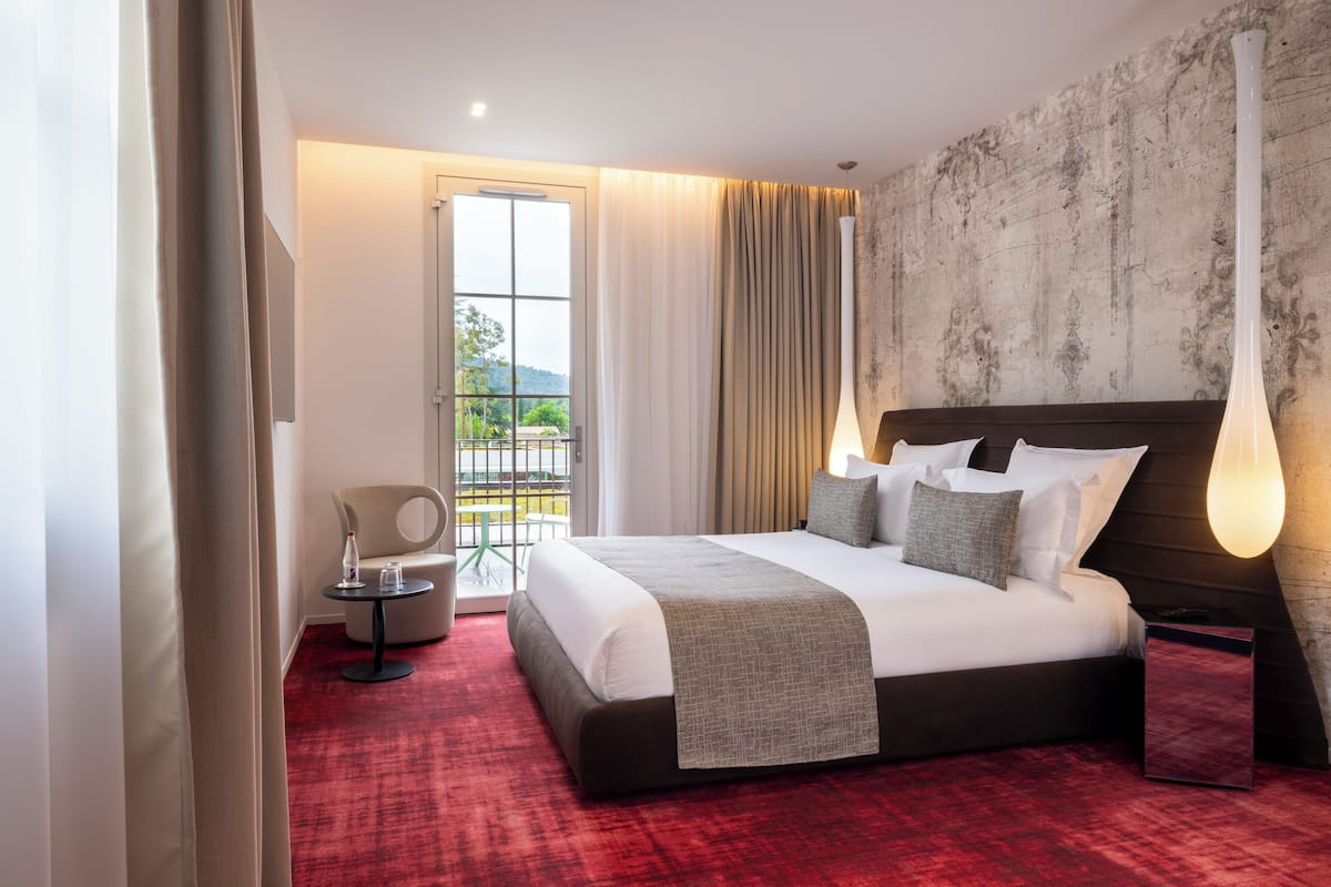 Signature Double Room | 1 bedroom, premium bedding, pillowtop beds, in-room safe