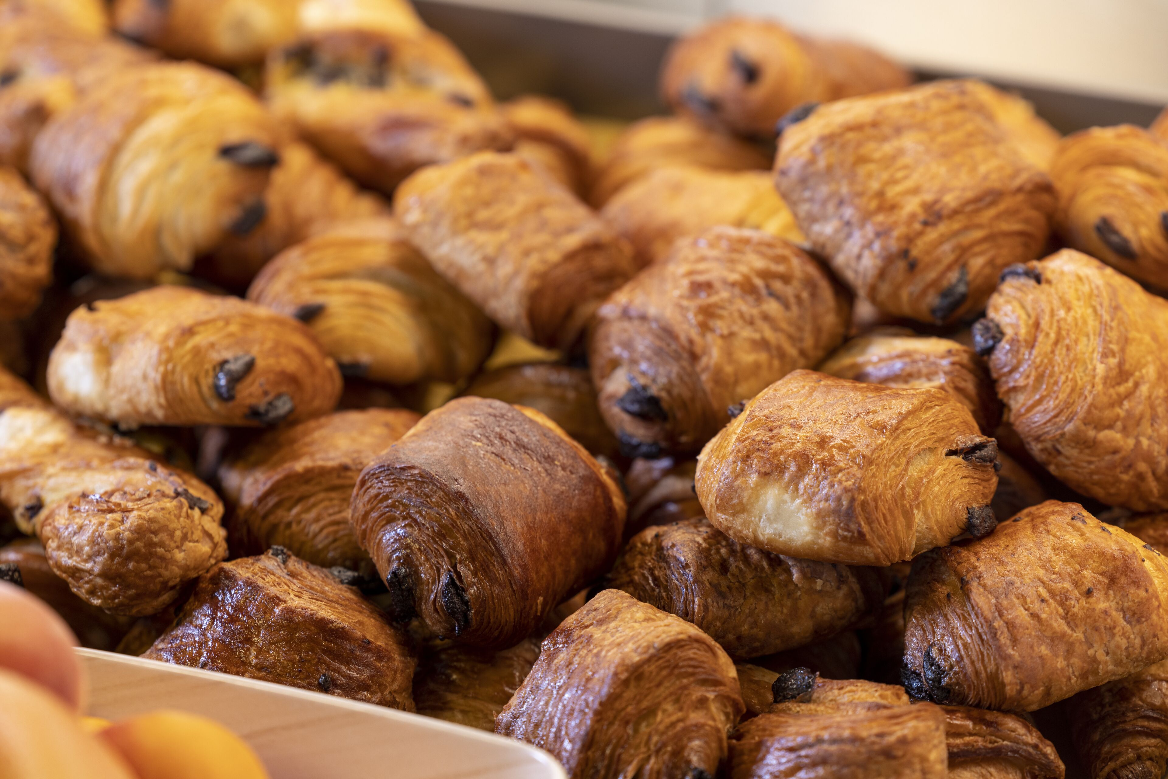 Una bandeja con diversos pasteles, incluyendo croissants y pasteles rellenos de chocolate.