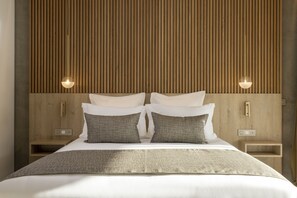 高档床上用品、加厚床垫、客房内保险箱、办公桌