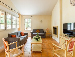 TV, caminetto, lettore DVD