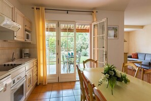 Kylskåp, mikrovågsugn, diskmaskin och kaffe- och tebryggare