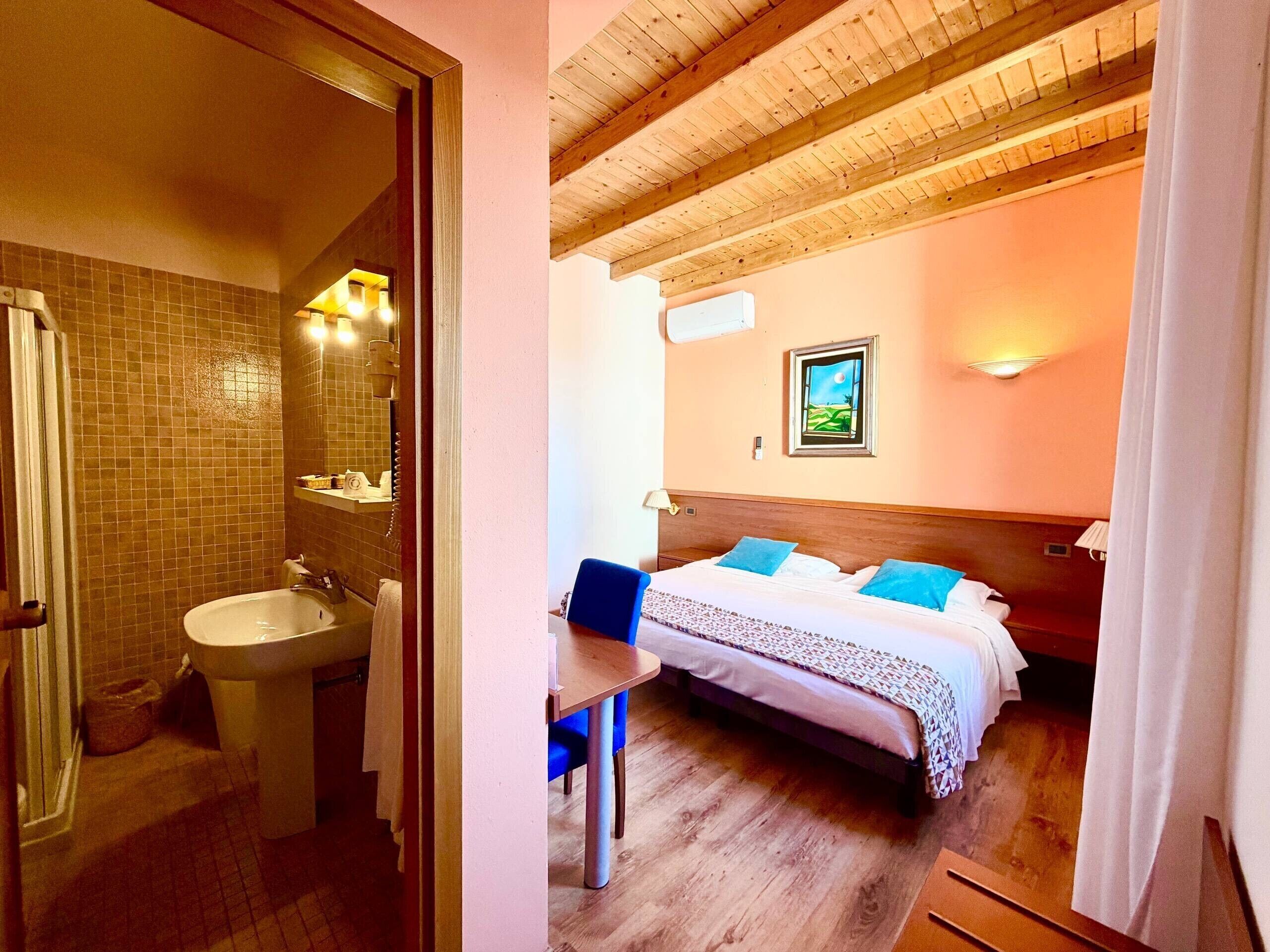 Kahden hengen classic-huone, 1 parisänky | Vauvan matkasänky, ilmainen Wi-Fi, vuodevaatteet