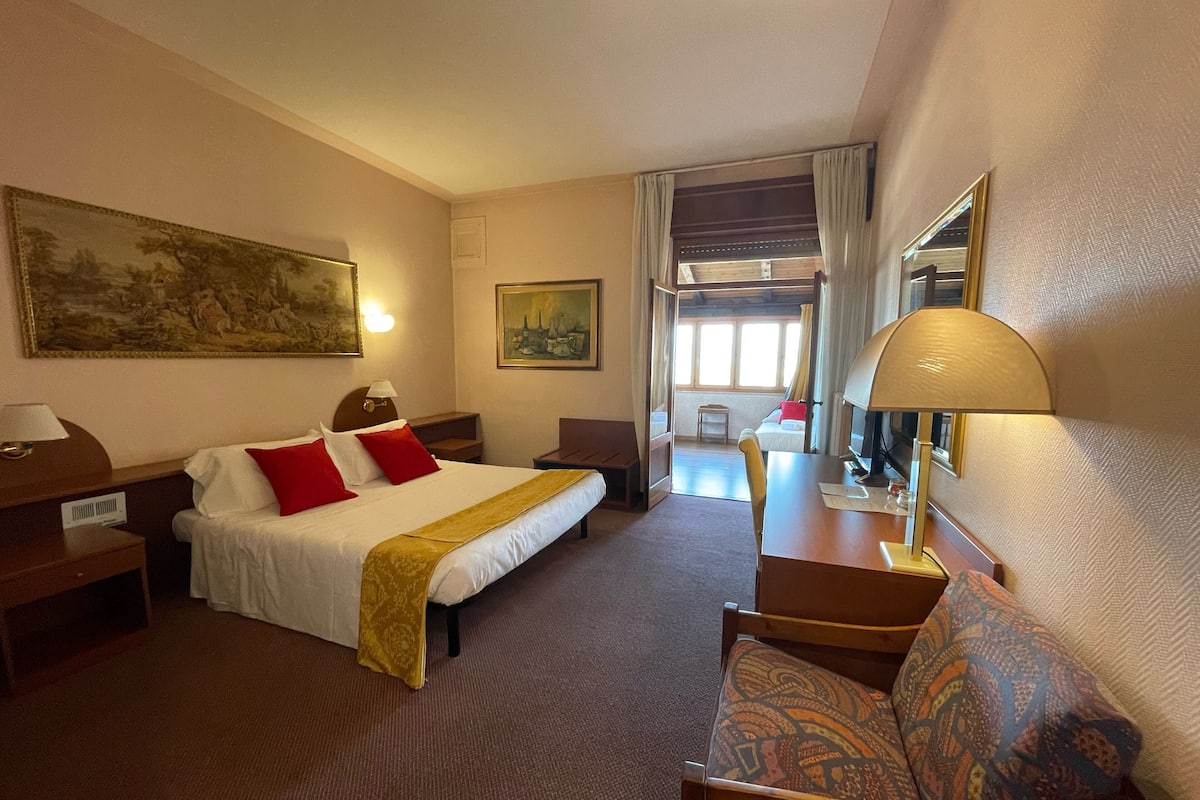 Classic Quadruple Room | 1 bedroom, travel crib, free WiFi, bed sheets