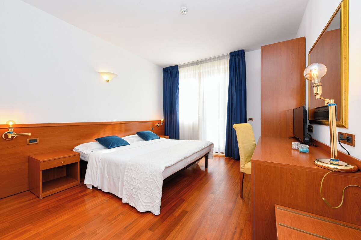 Cuna de viaje, wifi gratis y ropa de cama 