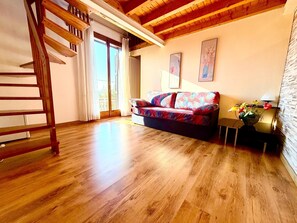 Habitación doble clásica, 1 cama matrimonial | Área de sala de estar | Televisión de pantalla plana y impresora 