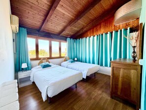 Quarto quádruplo clássico | 1 quarto, berço de viagem, Wi-Fi de cortesia, roupa de cama